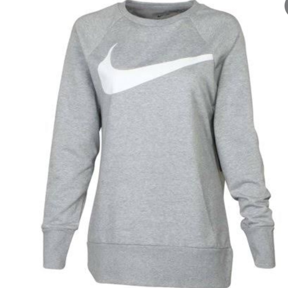 Nike oversized crew neck love how it is easily stylish no tear no stains perfect